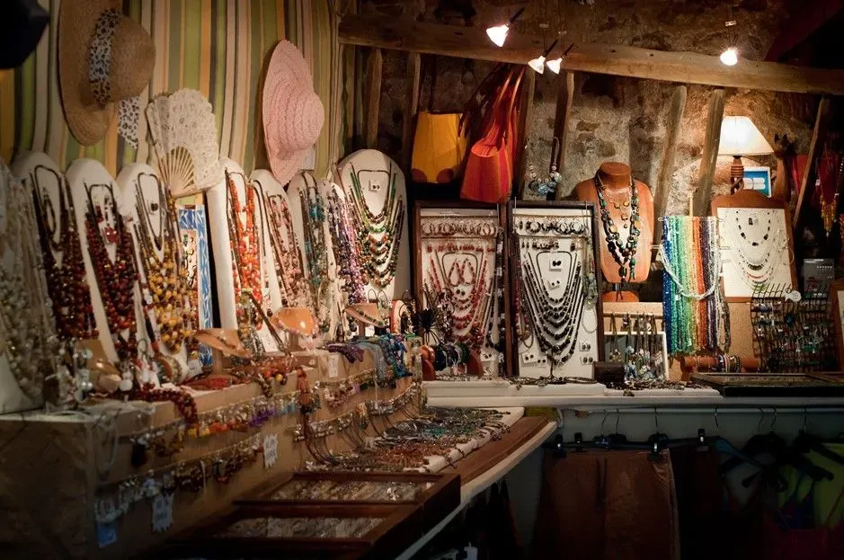 Bijoux sur le marché à Le Buisson-de-Cadouin